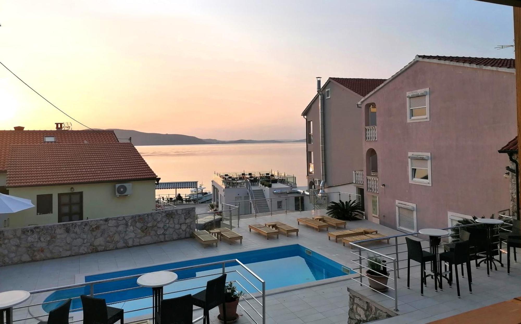 Villa Cortes Mali Iz Ngoại thất bức ảnh